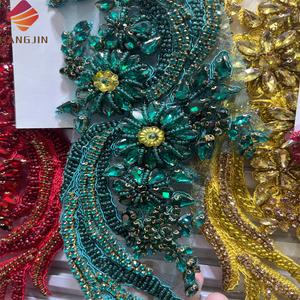 Applicazione in Pizzo con Perline di Strass <span class=keywords><strong>Verde</strong></span> Scuro Delicato, Coppia di Patch Scintillanti in Cristallo Artigianale per Corsetti di Alta Moda e Costumi da Ballo - Product Image 1