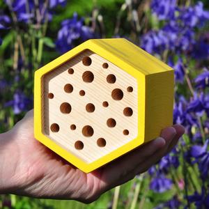 <span class=keywords><strong>Maison</strong></span> pour abeilles en bois massif de décoration de jardin de couleur personnalisée Hôtel à insectes jaune Mignonne mini <span class=keywords><strong>maison</strong></span> pour abeilles hexagonale en bois avec <span class=keywords><strong>toit</strong></span> imperméable - Product Image 4