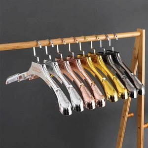 Cintres de vêtements en plastique à épaule <span class=keywords><strong>large</strong></span> de luxe personnalisés cintres de costume pour hommes pour magasin de vêtements - Product Image 1