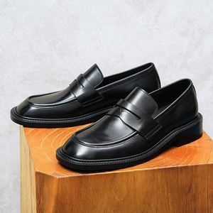 Mocassins personnalisés de style anglais avec boucles tendance en fer à cheval et empeigne en cuir à motif autruche pour une chaussure décontractée monobloc - Product Image 5