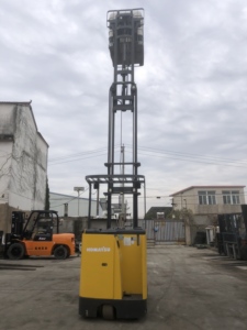 Chariot élévateur électrique Komatsu professionnel de 1,8 tonne pour allées étroites, d'occasion, avec accessoires et option de chargeur/batterie - Product Image 3