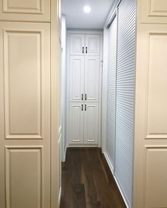 Armoire sur mesure avec portes coulissantes modernes et construction en bois massif - Product Image 6