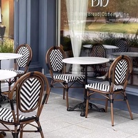 Ensemble de chaises de table de style français pour café d'extérieur et salon de thé Combinaison vintage en rotin pour patio Design pliable en métal pour une assise décontractée