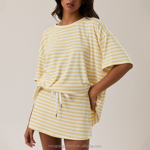 Conjunto de Dos Piezas de Verano Informal para <span class=keywords><strong>Mujer</strong></span>, Top Corto con Cuello Redondo, Logotipo Personalizado, Mangas Cortas, Conjunto de Falda a Rayas - Product Image 5