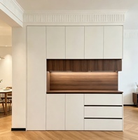 Buffet sur mesure avec niche réfrigérateur intégrée, meuble moderne bicolore bois et crème avec éclairage LED et rail électrique