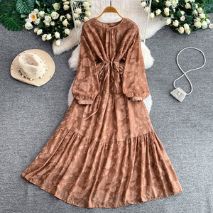 Robe d'été mi-longue vintage à col rond, coupe ajustée, taille cintrée, plissée et à volants, en jacquard floral - Product Image 4