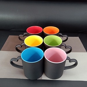 <span class=keywords><strong>Taza</strong></span> mágica <span class=keywords><strong>de</strong></span> cerámica <span class=keywords><strong>de</strong></span> 11oz al por mayor con mango en forma <span class=keywords><strong>de</strong></span> corazón interior colorido en blanco para impresión por transferencia <span class=keywords><strong>de</strong></span> calor <span class=keywords><strong>taza</strong></span> que cambia <span class=keywords><strong>de</strong></span> color - Product Image 4