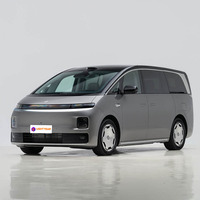 Nouveau véhicule électrique LEAPMOTOR D99 MPV spacieux et confortable pour passagers, destiné à l'exportation