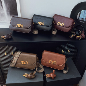 Nouveauté Sac à main carré compact chic et élégant Sac à main tendance pour femmes Sac à bandoulière Sac à main avec des options de port polyvalentes - Product Image 1