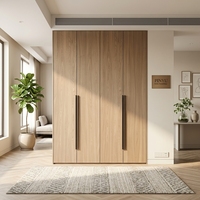 Armoire de chambre à coucher pleine hauteur avec fond en marbre noir et chêne clair, double niveau ouvert pour rangement de livres