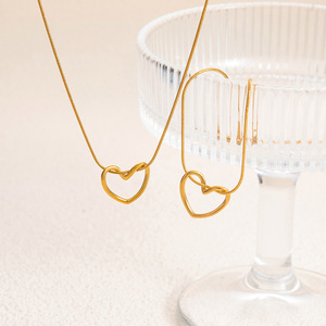 Stainless Steel 18K Gold Heart Necklace And <b>Bracelet</b> <b>Set</b> For Women Gift Jewelry Fashion Simple Style Love Theme - Product Image 3