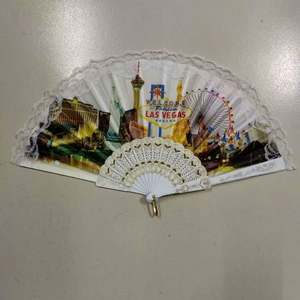 Abanicos de mano plegables de moda con estampado de seda de una sola capa y logotipo dorado, con varillas de plástico, ideales para bodas, venta al por mayor. - Product Image 2