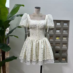 ชุดเดรสผู้หญิงสไตล์ฝรั่งเศส OUDINA ลายพิมพ์ดอกไม้ แต่งลูกไม้ แขนพอง สั้น เหมาะสำหรับงานปาร์ตี้ งานพรอม ให้ลุคสง่างาม - Product Image 1