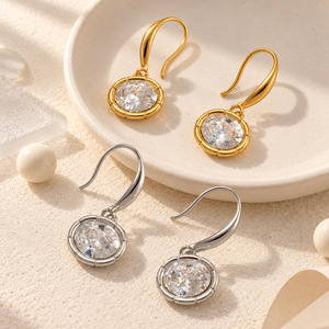 ต่างหูทรงหยดน้ำรูปไข่เคลือบทองไทเทเนียมแบบคลาสสิกประดับเซอร์โคเนีย - Product Image 2
