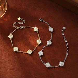 Bracciale a catena con ciondolo a trifoglio a cinque foglie di lusso alla moda, con moissanite D Color VVS1 da 2,5 mm, stile floreale dolce, da donna - Product Image 2
