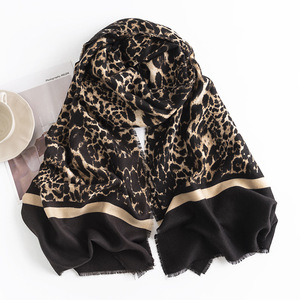 Sciarpe e Scialli Tradizionali con Nappe 2026 di Tendenza, <span class=keywords><strong>Elegante</strong></span> Sciarpa Nera con Stampa Leopardata per Donna - Vendita all'Ingrosso - Product Image 2