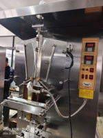 Machine d'emballage automatique verticale pour sachets de 2 ml de précision pour eau pure, lait, lait de soja, boissons et huile