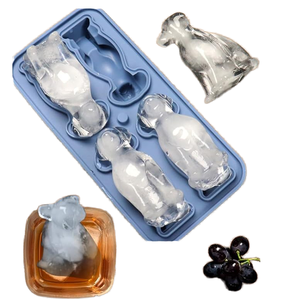 Moule à glaçons en silicone pour chiens avec couvercle et entonnoir, 4 cavités, facile à démouler, pour whisky, cocktails et boissons de fête - Product Image 1