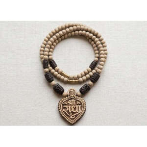 Collier de prière artisanal en perles de tulsi avec pendentif Radha, perles naturelles beiges, emballé en vrac pour le yoga, la méditation, les tenues spirituelles et comme cadeau - Product Image 1