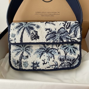 Pochette à monnaie brodée avec design color block, faite à la main, légère, perles de rocaille et longue bandoulière, couleur personnalisable - Product Image 1