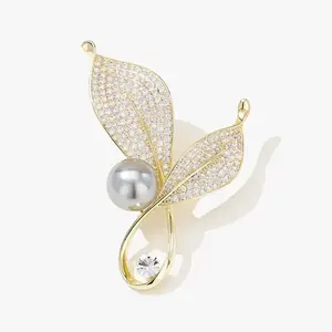 2023 새로운 반복 크리스탈 브로치 여성 절묘한 진주 모조 다이아몬드 코사지 안티 라이트 슈트 작은 향기로운 바람 핀 액세서리
