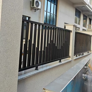 Clôture de <span class=keywords><strong>jardin</strong></span> en métal de haute qualité Clôture en tube vertical en aluminium Clôture de balcon et de bordure de cour - Product Image 1