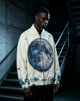 Blouson Bomber Zippé Déchiré et Vieilli à Imprimé Galaxie Lune Effet Soleil Décoloré, Style Streetwear Vintage, Tissu Lourd