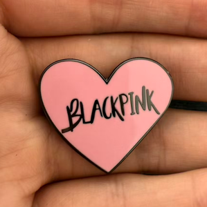 En gros, Broches en métal <span class=keywords><strong>BLACKPINK</strong></span> en forme de cœur émaillées, badges de groupe de filles coréennes, cadeaux de mode pour les fans de Kpop - Product Image 1