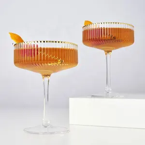 Cocktail Coupe de vidro personalizado com haste transparente e elegante vertical