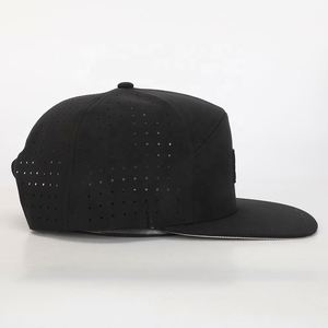 Chapeau de sport à bord plat 7 panneaux avec logo en caoutchouc BSCI personnalisé en gros, Gorras en polyester de haute qualité, casquette Snapback à trou découpé au laser - Product Image 4