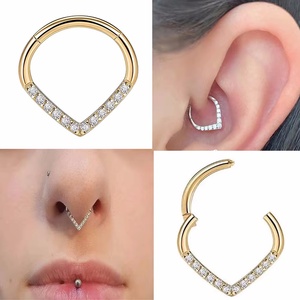 Orecchino a Cerchio in Titanio ASTM F136 per Daith a Forma di Luna a Goccia per Cartilagine Trago Elice con Zircone Cubico Trasparente come Pietra Principale - Product Image 3
