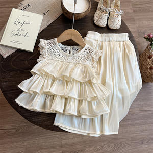 Set Estivo per Bambine 2025 Due Pezzi: Canotta Senza Maniche in Pizzo e Pantaloni a Gamba Larga in Tinta Unita con Pelliccia di Coniglio - Product Image 2