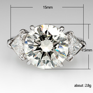 Anello di Fidanzamento F779 in Oro Bianco con Diamante Taglio Brillante Naturale Colore D e Pietre Laterali a Triangolo - Product Image 5