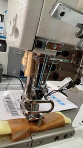 La machine à coudre industrielle Jack K7 à trois aiguilles et cinq fils peut détecter les changements d'épaisseur du tissu - Product Image 5