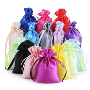 Pochette à bijoux avec logo imprimé personnalisé de haute qualité sac à poussière en satin de soie couleur bonbon réutilisable pour le stockage des emballages