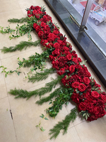 Vente flash Décoration de mariage Fleur artificielle bon marché Chemin de table en roses rouges à vendre