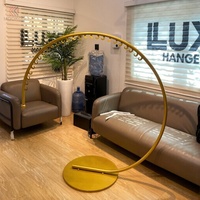 Porte-vêtements circulaire en métal doré, support de présentation de vêtements rond autoportant pour boutique de vêtements