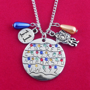 Set di Gioielli Ispirati a Stranger Things, Portachiavi in Metallo, Anello Portachiavi Auto, Ciondolo per Borsa, Collana, Regalo Elegante e da Collezione - Product Image 3