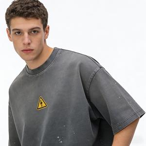 Produttore OEM di T-Shirt Streetwear: <span class=keywords><strong>Maglietta</strong></span> da <span class=keywords><strong>Uomo</strong></span> con Grafica Segnale di Pericolo, Effetto Vintage, Vestibilità Oversize, Logo Personalizzato, Ordine all'Ingrosso - Product Image 3