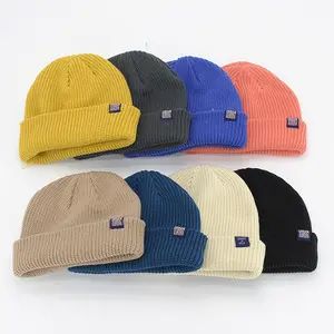 Özel örgü kelepçeli akrilik sarkık şapka, Streetwear özel dokuma etiket logosu kasketleri, balıkçı kafatası şapka kış kap