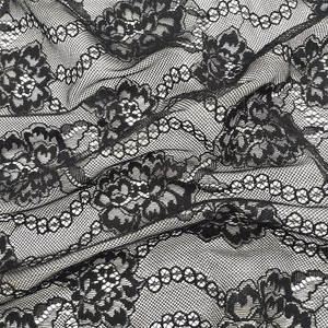 Tissu élégant en dentelle noire en polyester avec fleur rose et bord festonné pour la couture et l'artisanat - Product Image 1