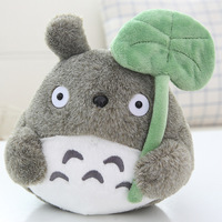 Poupée Totoro mignonne de style japonais populaire transfrontalier avec oreiller Totoro feuille de lotus, jouet en peluche, petit pendentif, vente en gros en stock