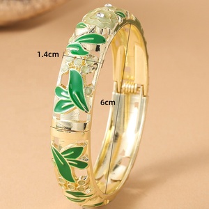 Venta al por mayor de fábrica: Pulsera de cadena y eslabones chapada en oro con diseño retro de flores y hojas verdes, hueca y ancha, para mujer. - Product Image 3