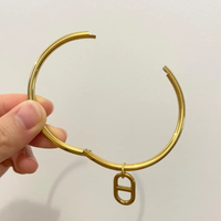 Bracelet jonc minimaliste en acier inoxydable plaqué or 18 carats avec pendentif nez de cochon, cadeau d'anniversaire pour adolescentes et femmes, élégant et tendance pour les fêtes