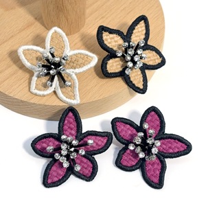 Boucles d'oreilles brodées en raphia avec strass, bijoux floraux bohèmes faits à la main pour femmes, accessoires de vacances - Product Image 1