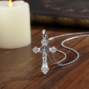 Collier Pendentif Croix de Saint Benoît Plaqué Or 18K avec Émail Rouge et Bleu, Bijou Catholique de Protection <span class=keywords><strong>pour</strong></span> Hommes - Vente en Gros - Product Image 4