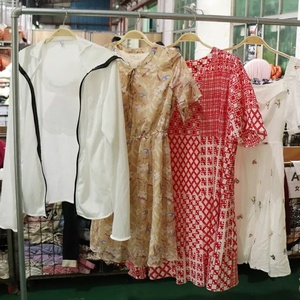Vêtements d'occasion en gros pour femmes, collection 2023, assortiment de robes, lots en vrac, vêtements à étiquette coupée, stock de vêtements. - Product Image 3
