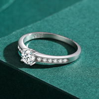 Anillo de Plata de Ley 925 con Cuatro Garras Redondas y Circonita Cúbica Simple de Silverbene