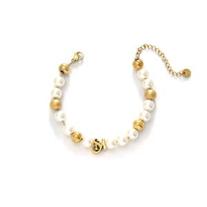 สร้อยข้อมือมุกประดับลูกปัดชุบทองและจี้ตัวอักษรสำหรับผู้หญิง - Product Image 1