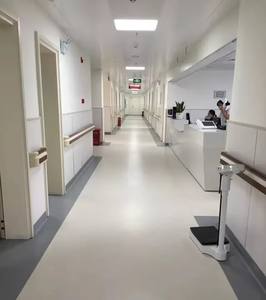 Revêtement de sol en PVC anti-usure moderne pour couloirs, revêtement de sol en vinyle homogène conçu pour les hôpitaux - Product Image 4